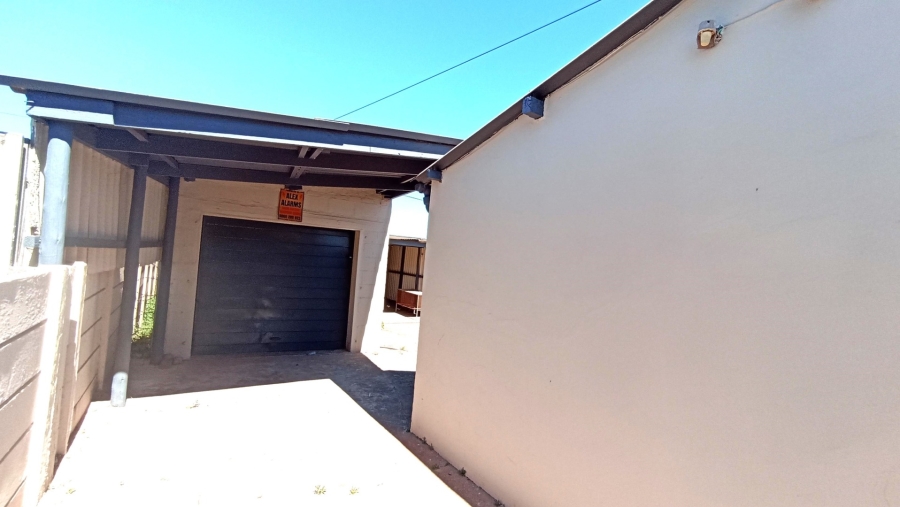 2 Bedroom Property for Sale in Louwville Western Cape